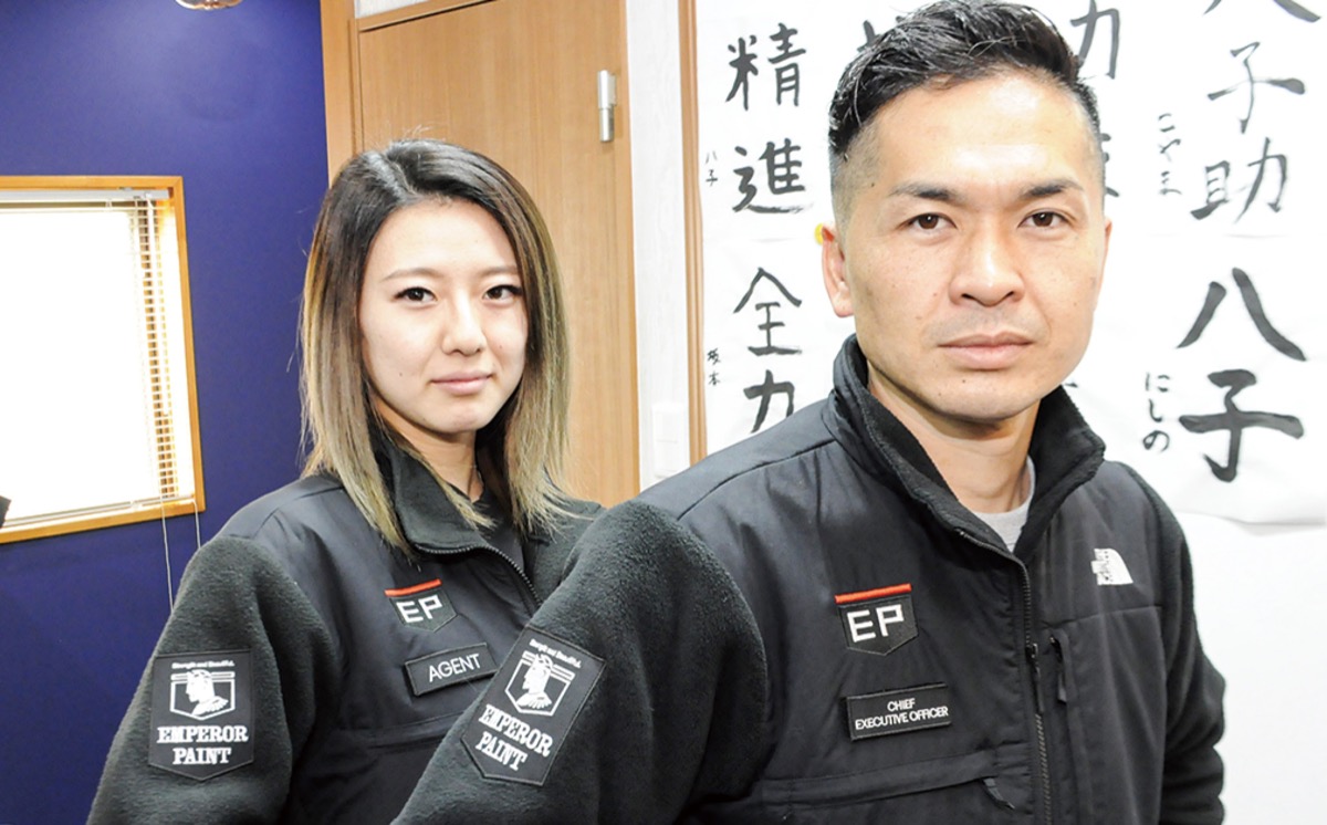 ウエアも新調し心機一転の西野代表とスタッフの鈴木さん