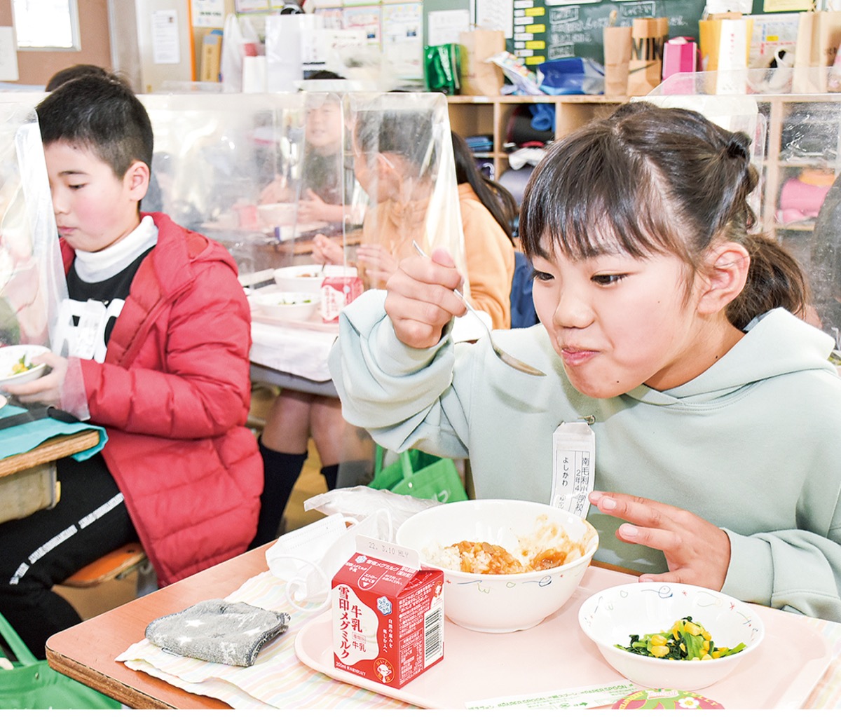自身の考えた夢給食を食べる吉川さん
