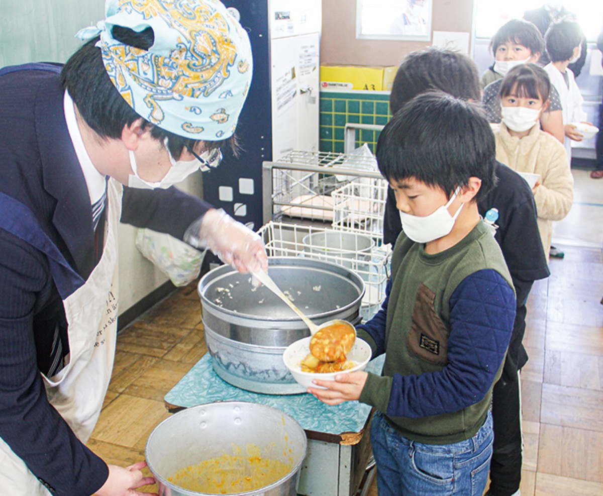 厚もりトマトカレーに舌鼓 (写真2)
