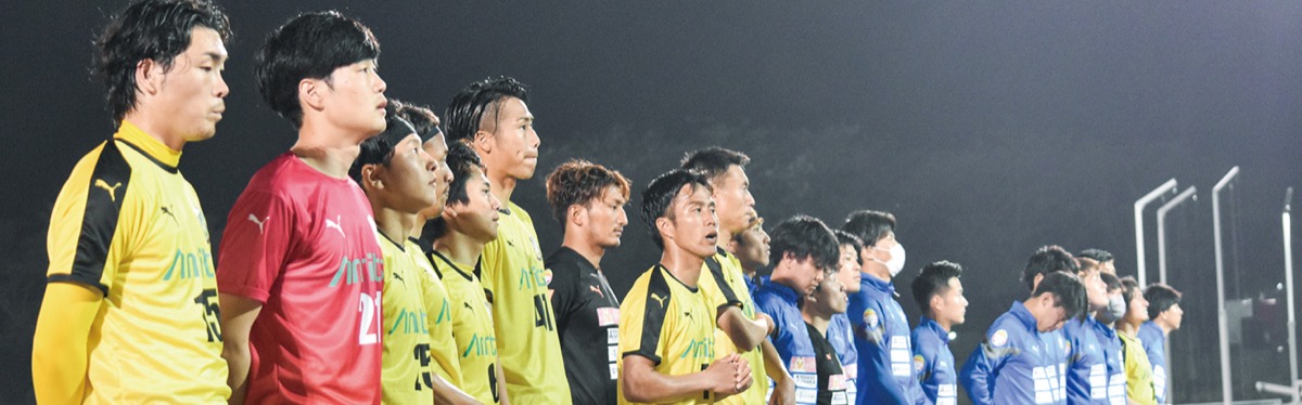 試合直後、ファンに向かってあいさつ