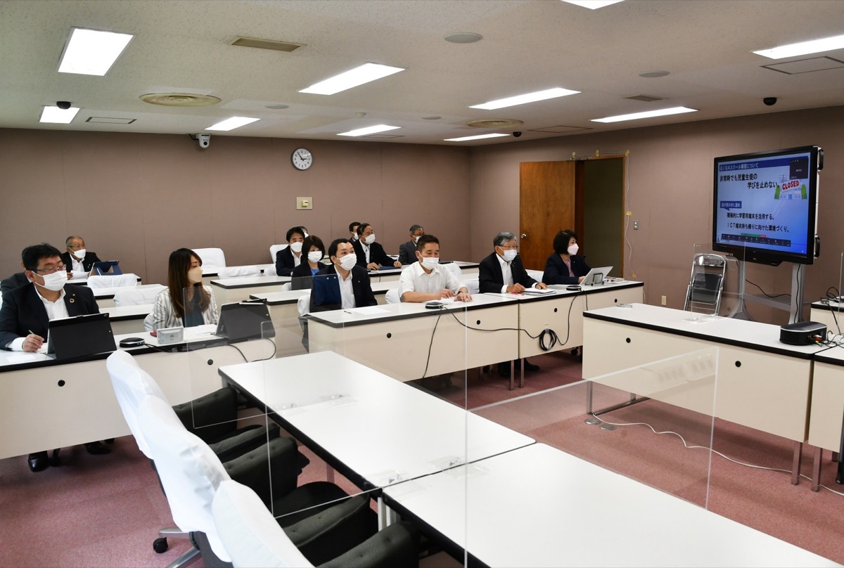 初のオンライン議会報告会 (写真2)
