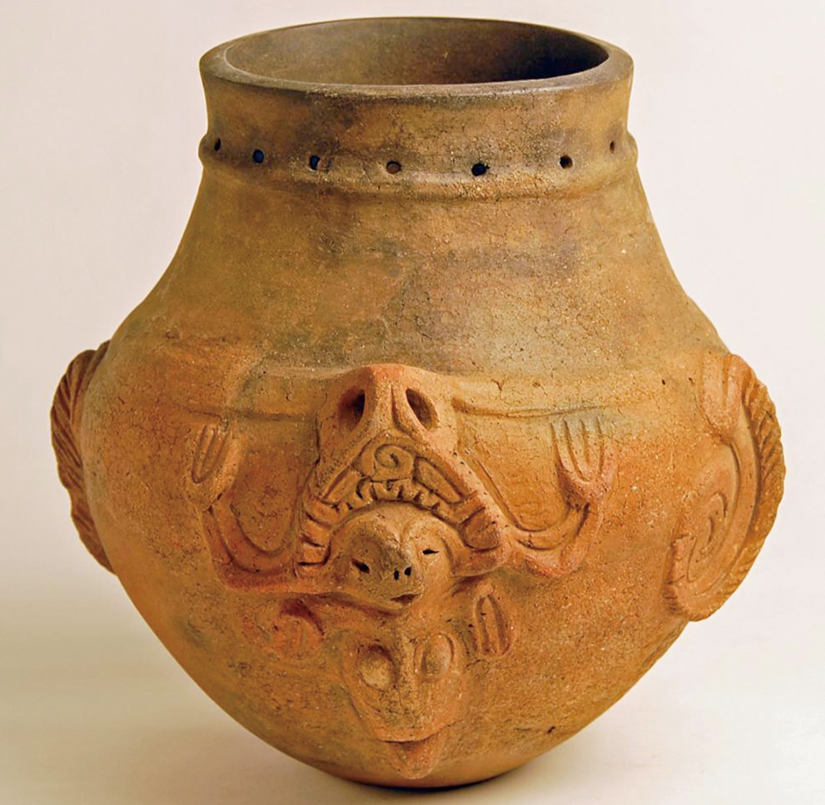 売ってない非売品。激レアの縄文土器上部のフチで穴が空いています 売ってない非売品。激レアの縄文土器上部のフチで穴が空い