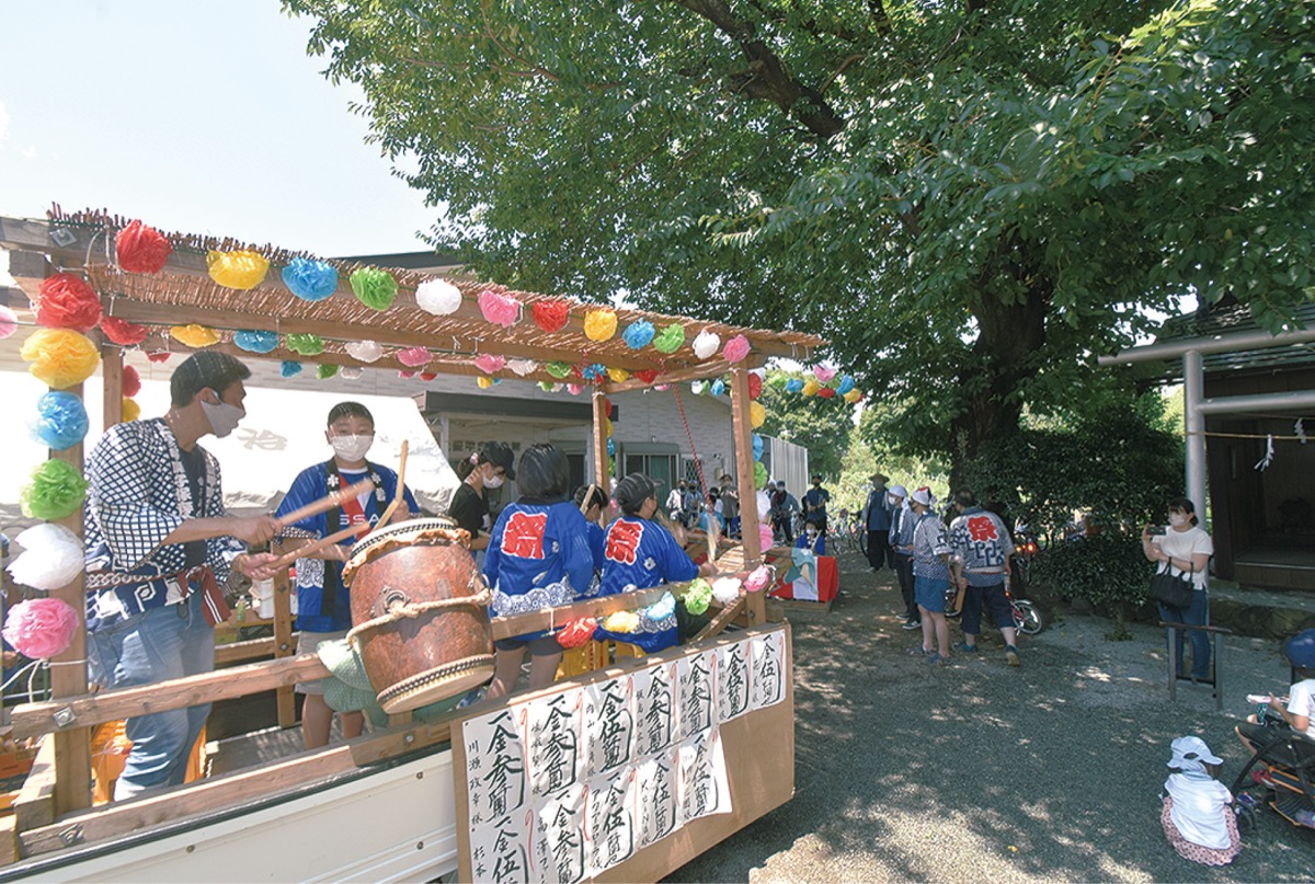 上愛甲自治会館前でバチを振るう