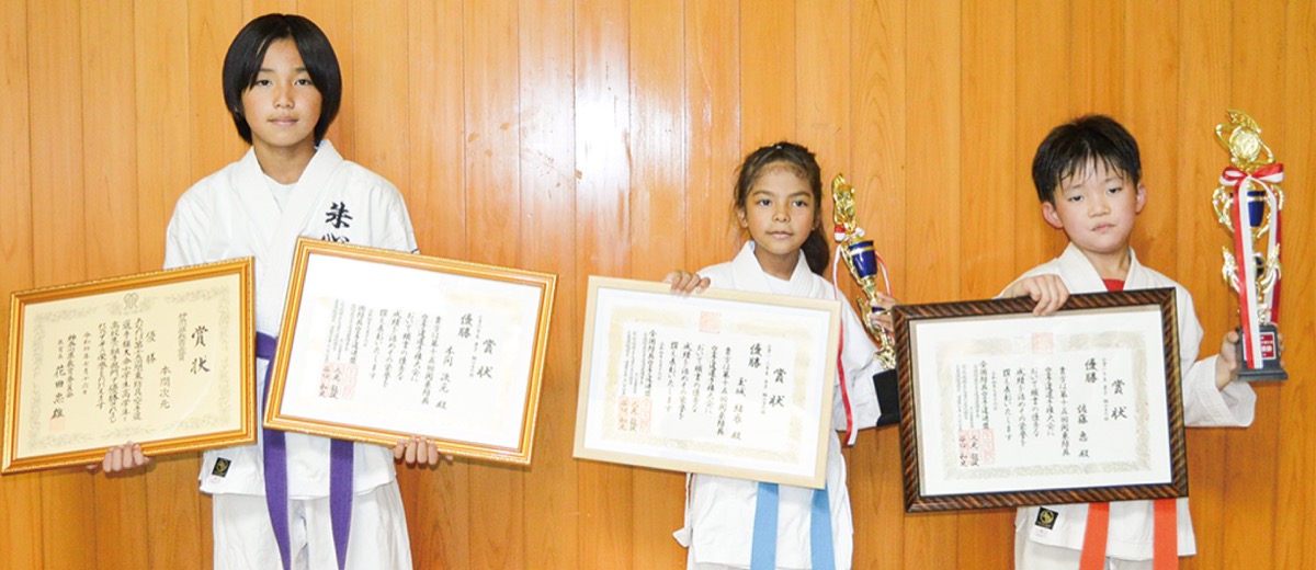 左から優勝した本間さん、玉城さん、佐藤さん