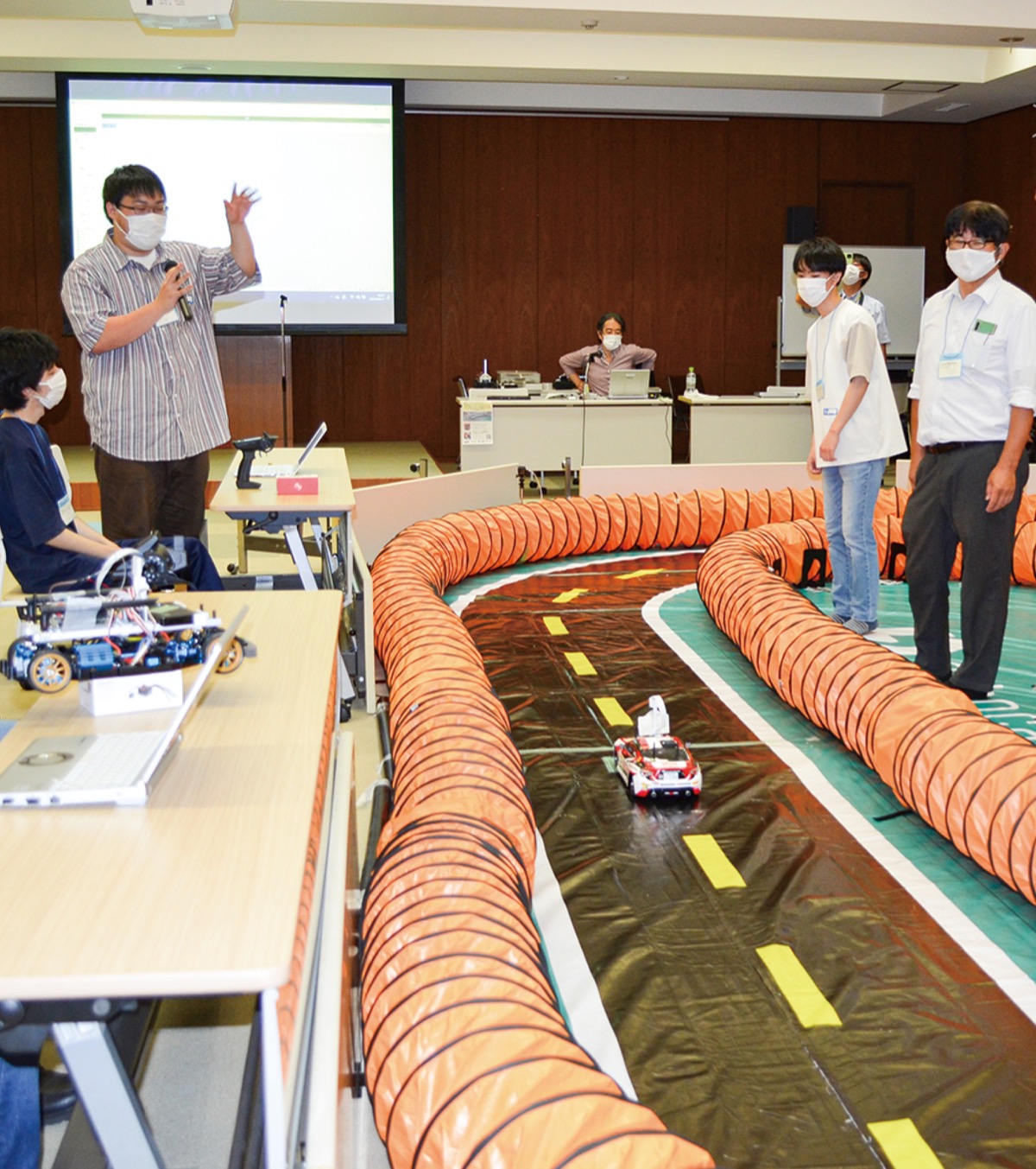 スタート前、チーム紹介をする出場者