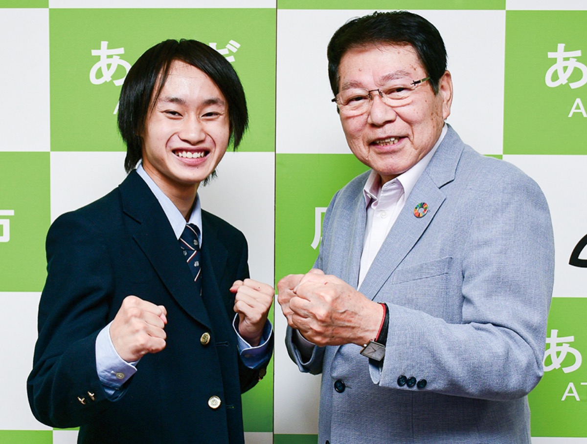 笑顔でファイティングポーズを見せる甲斐さん（左）＝厚木市提供