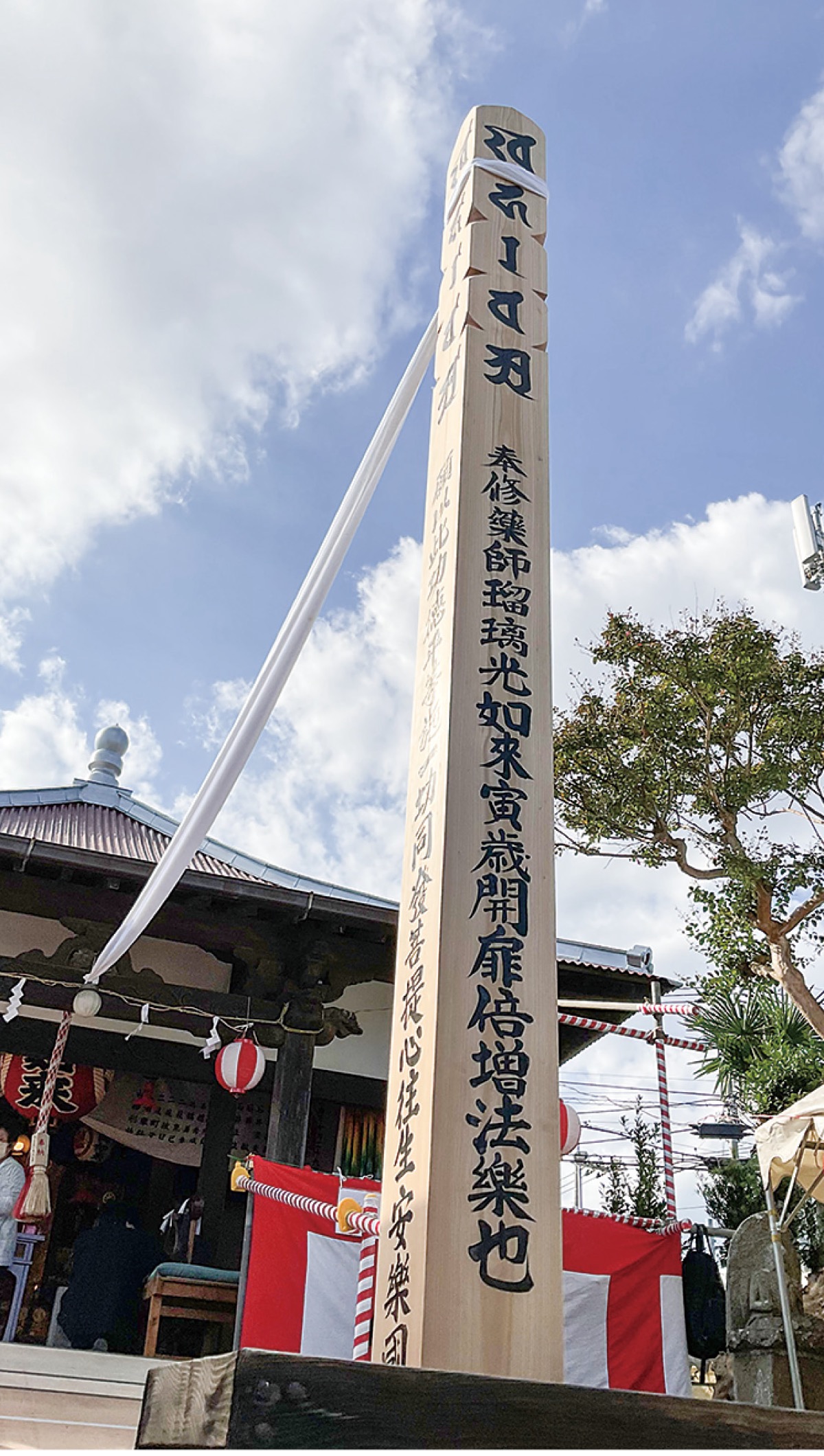 角塔婆は糸で仏像と繋がっている