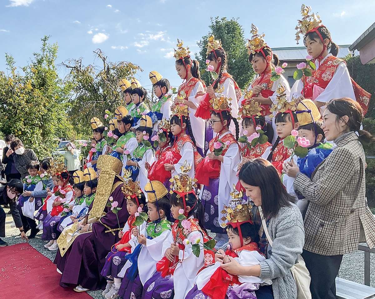 花を持った稚児　列になって薬師堂に向かった