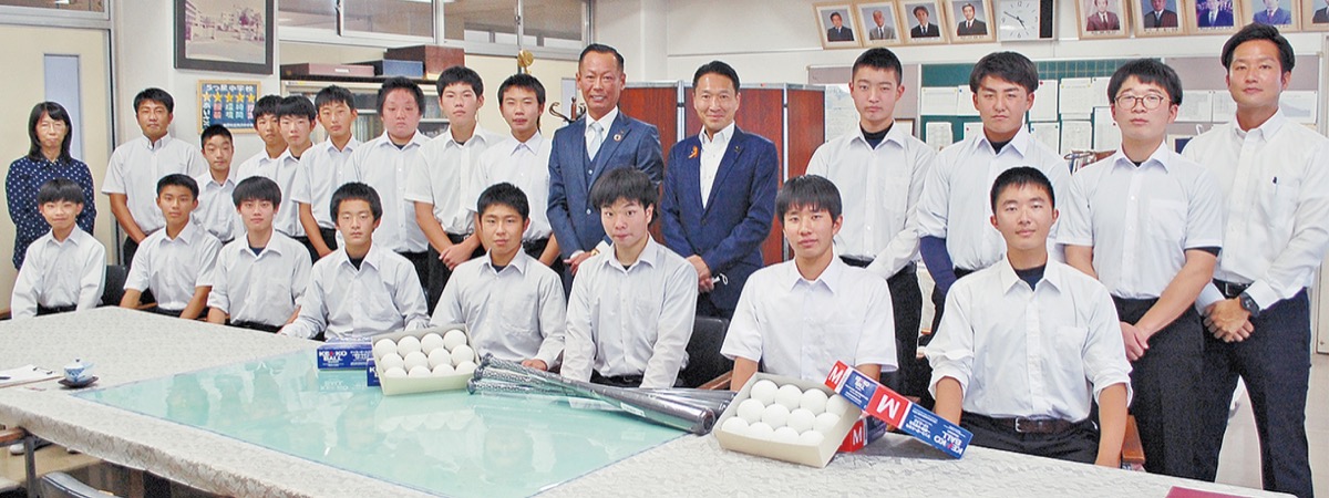 野球用品を寄贈した前澤さん（中央左）