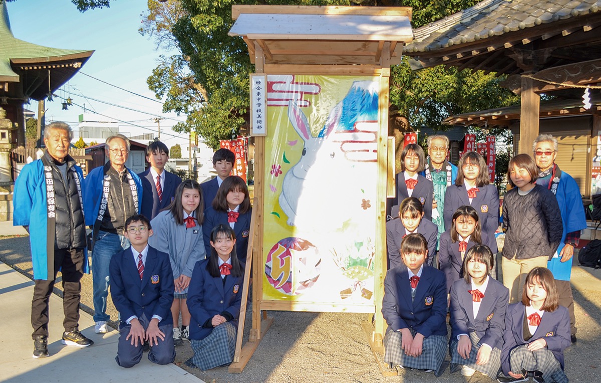 絵馬を囲む同校美術部員と薬師保存会メンバー