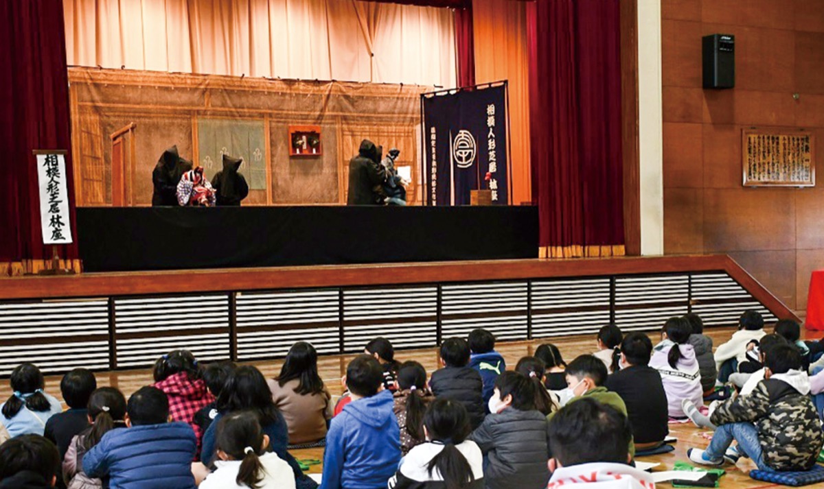 真剣に演目に見入る