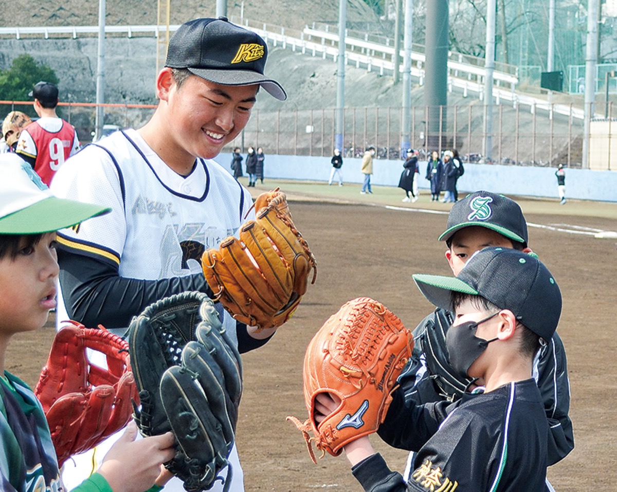 児童に優しくアドバイス