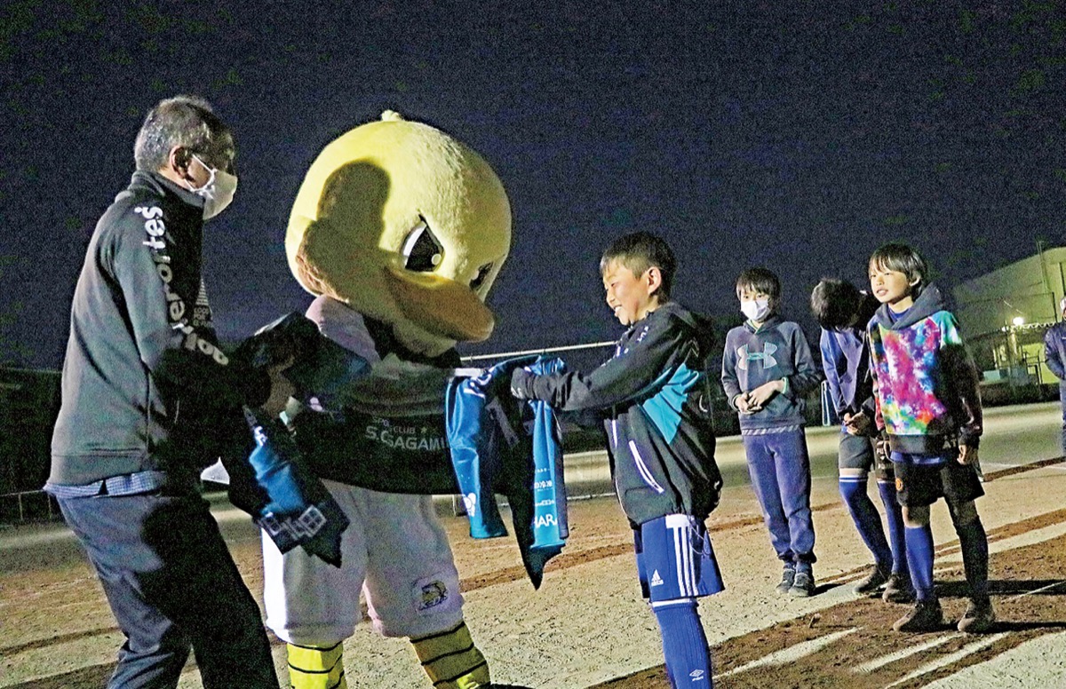 ガミティからユニフォームを受け取る子どもたち