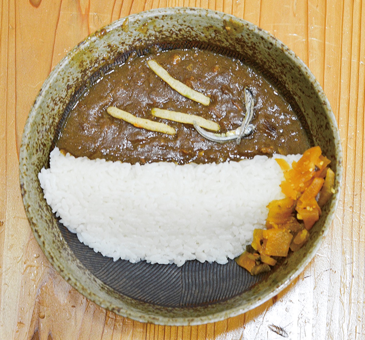 今回の企画以前から青林檎で提供されているダムカレー。ごはんがダム、カレーが湖、流木とワカサギがアクセント