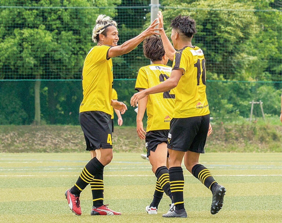 得点を決め喜ぶ選手たち