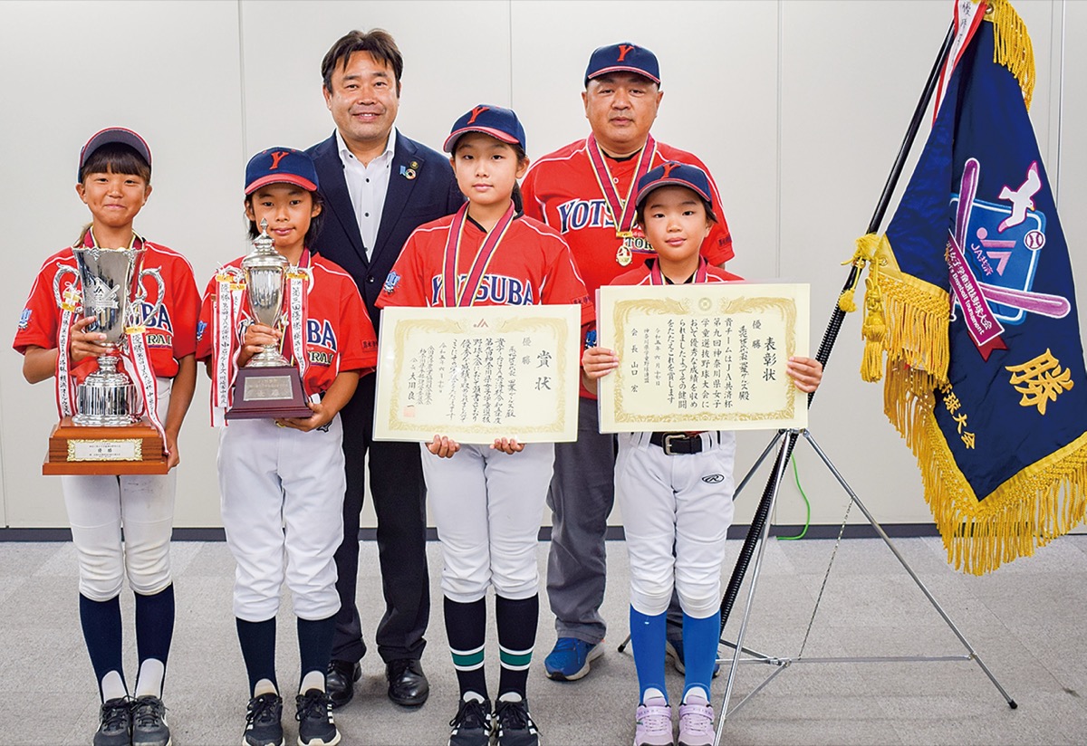前列左から新居さん、吉川さん、濱渡さん、宮地さん後列は山口市長（左）と元山監督