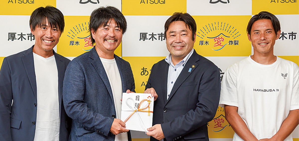 左から久保山監督、宇野代表、山口市長、稲垣選手