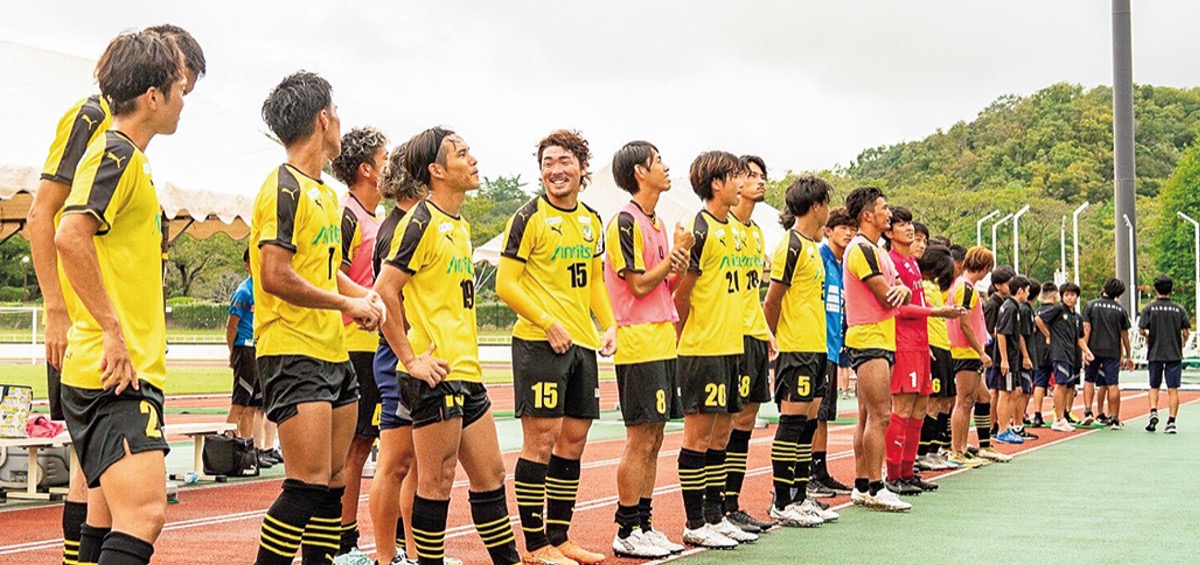 ホームでの最終戦に勝利しスタンドにあいさつ