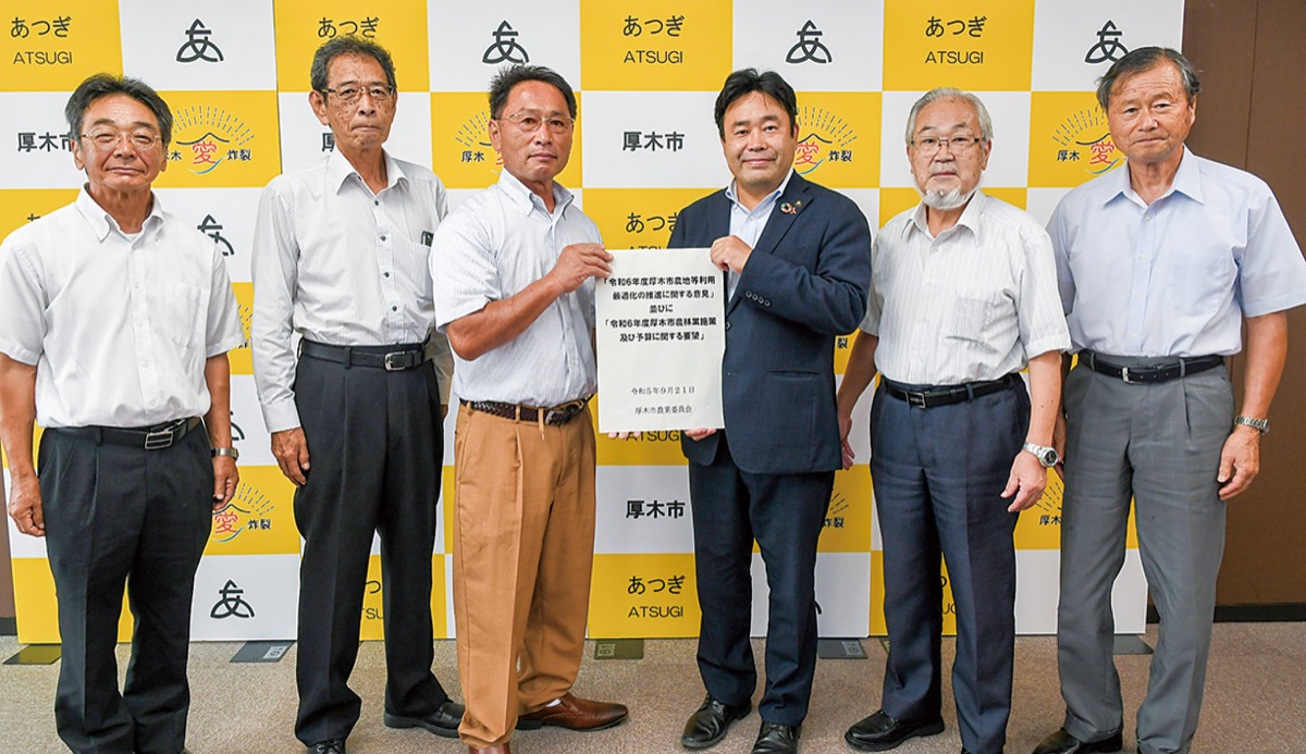 市長（中央右）に意見・要望を提出した市農業委メンバー