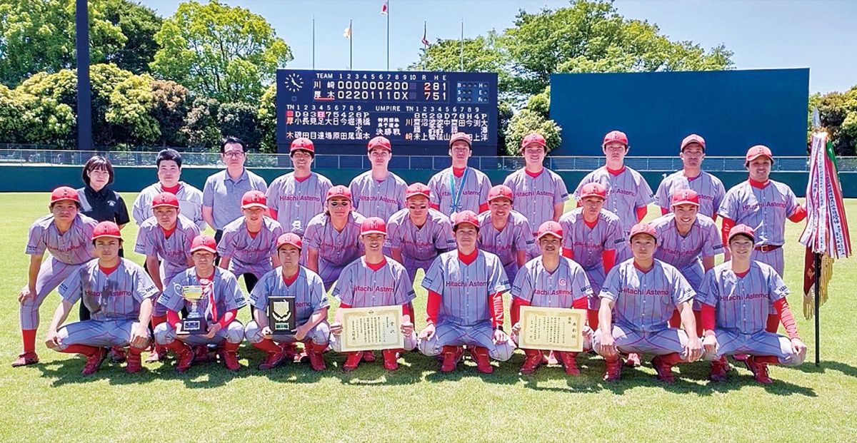 神奈川県予選会で優勝を決めトロフィーと賞状を手にする選手ら