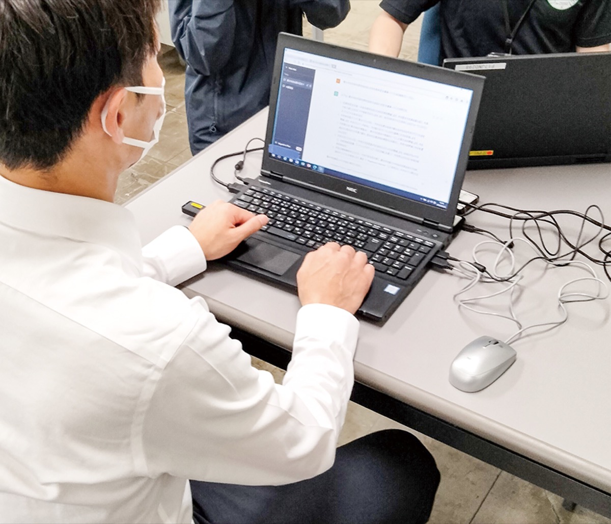 チャットＧＰＴに質問を打ち込む市職員