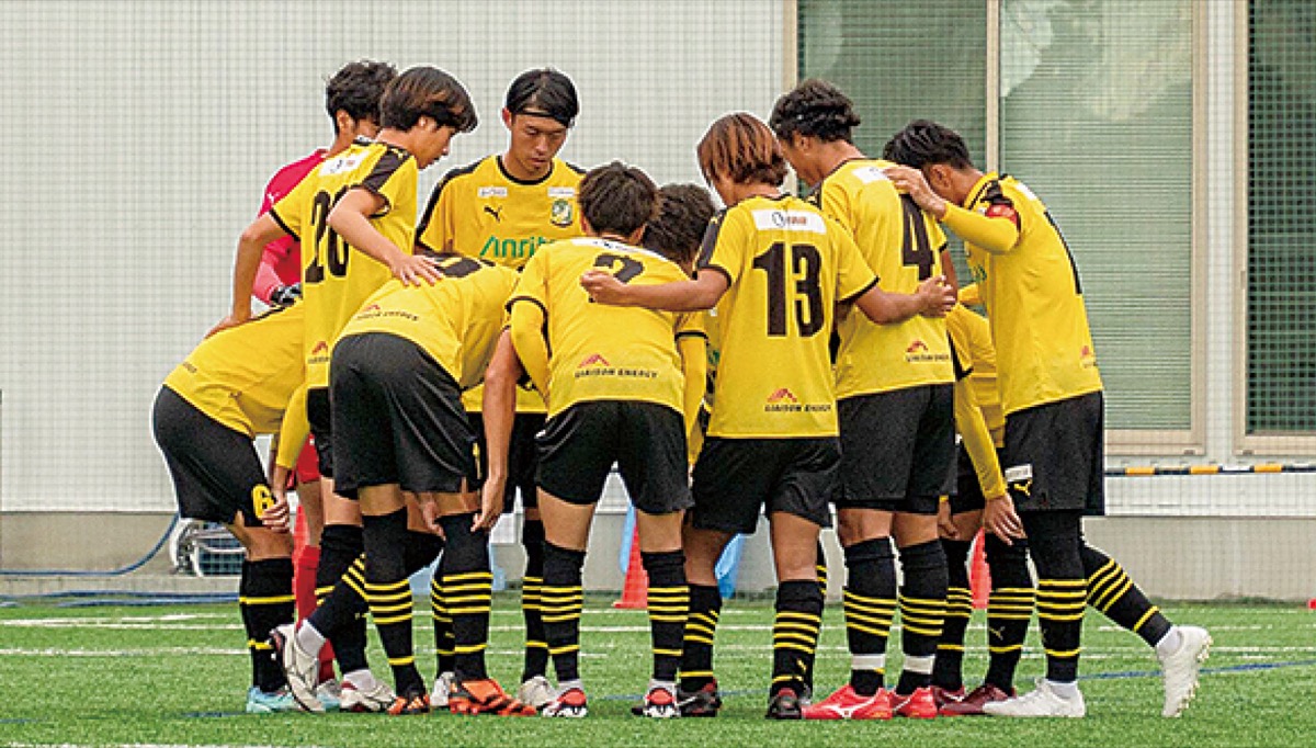 試合前に円陣を組むイレブン