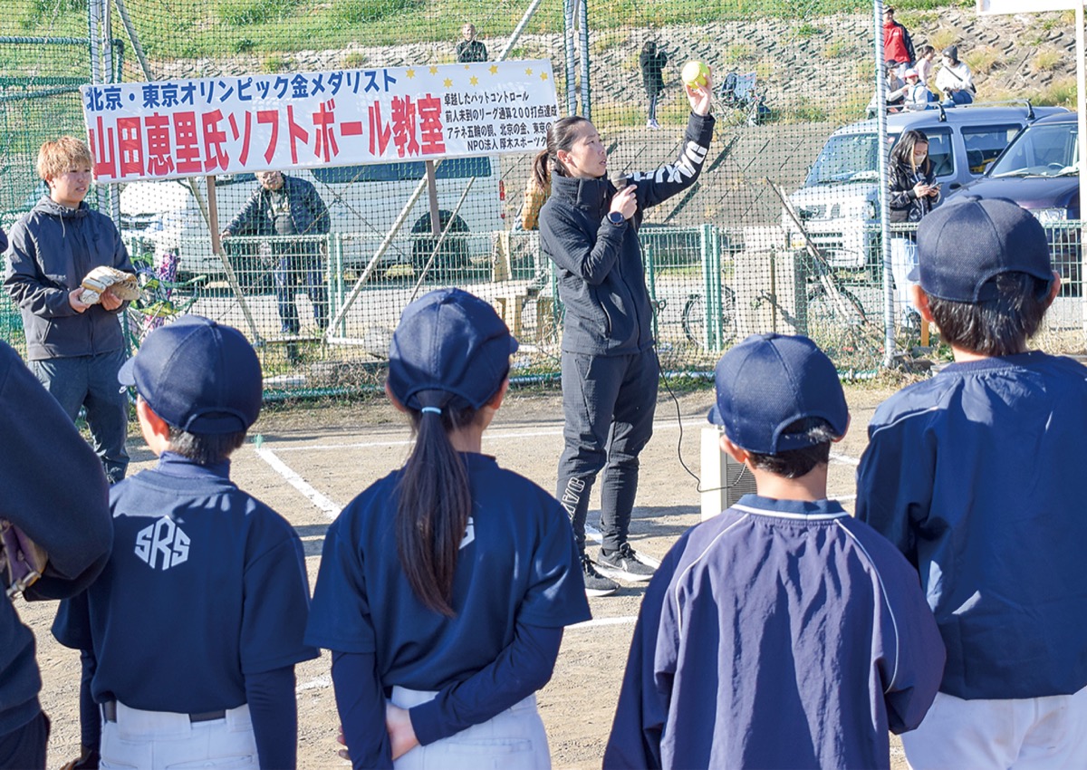 ボールの投げ方の基本を話す山田氏