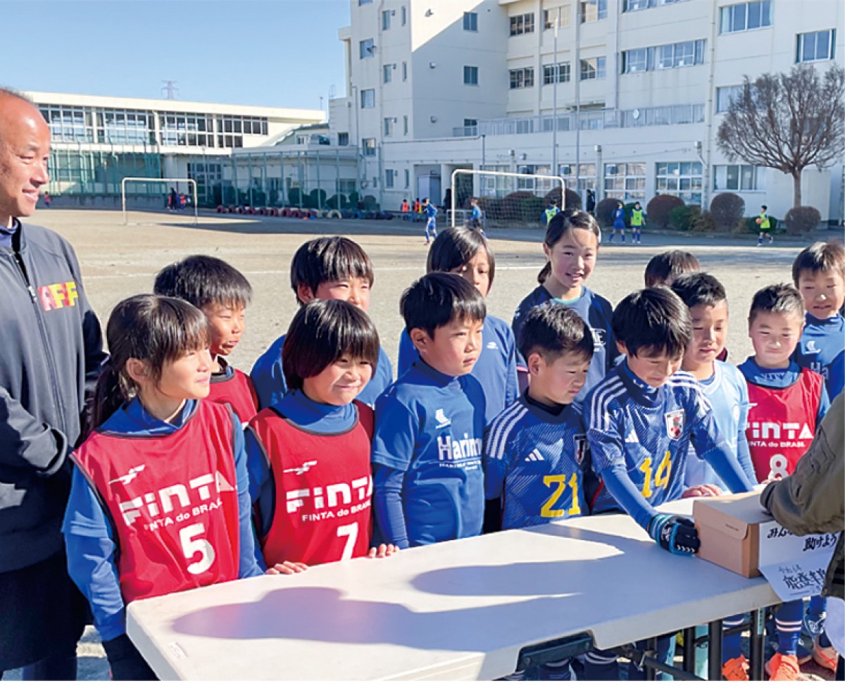 募金をする子どもたち