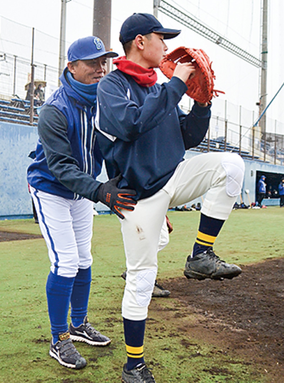 ピッチングを見る川村さん
