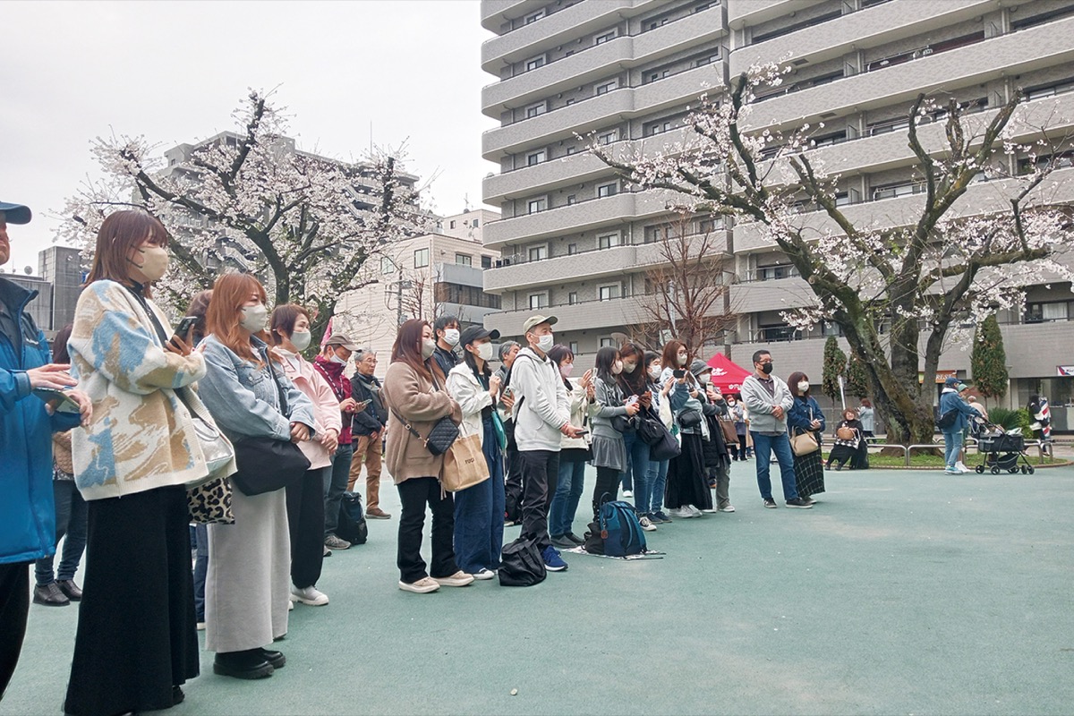 ステージのパフォーマンスを楽しむ来場者