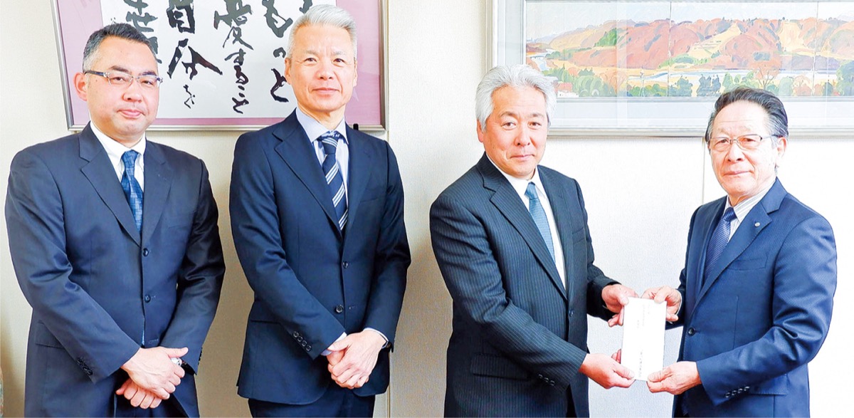 義援金を小野澤町長（右）に渡す星副会長（右から２人目）
