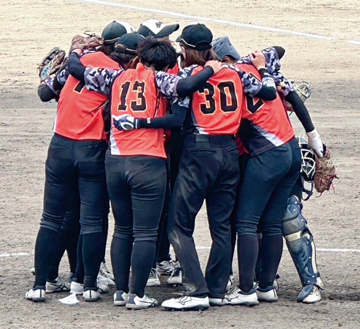 開始前にマウンドで円陣