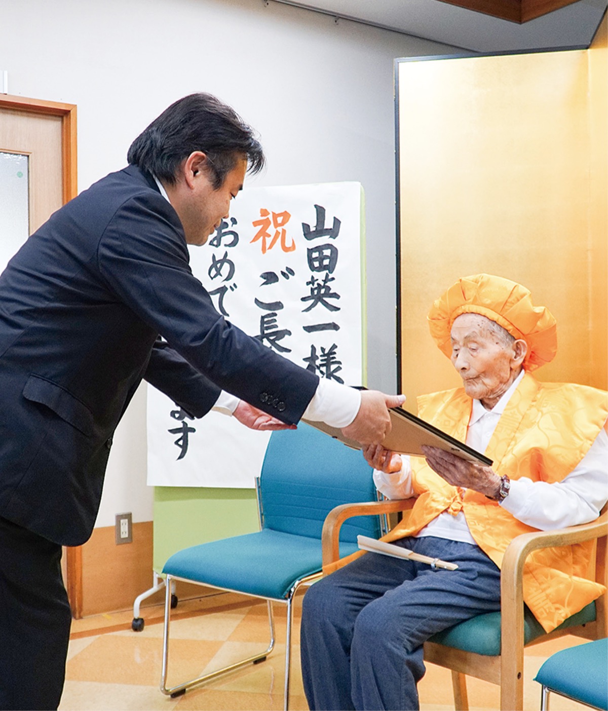 山口市長(左)から賞状を受け取る山田さん