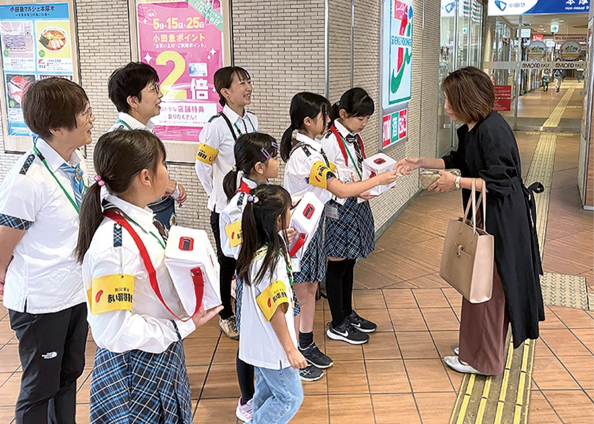 募金を呼びかける様子