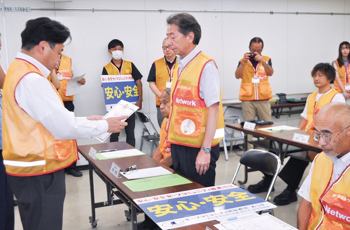 山口市長から認定書を受け取った