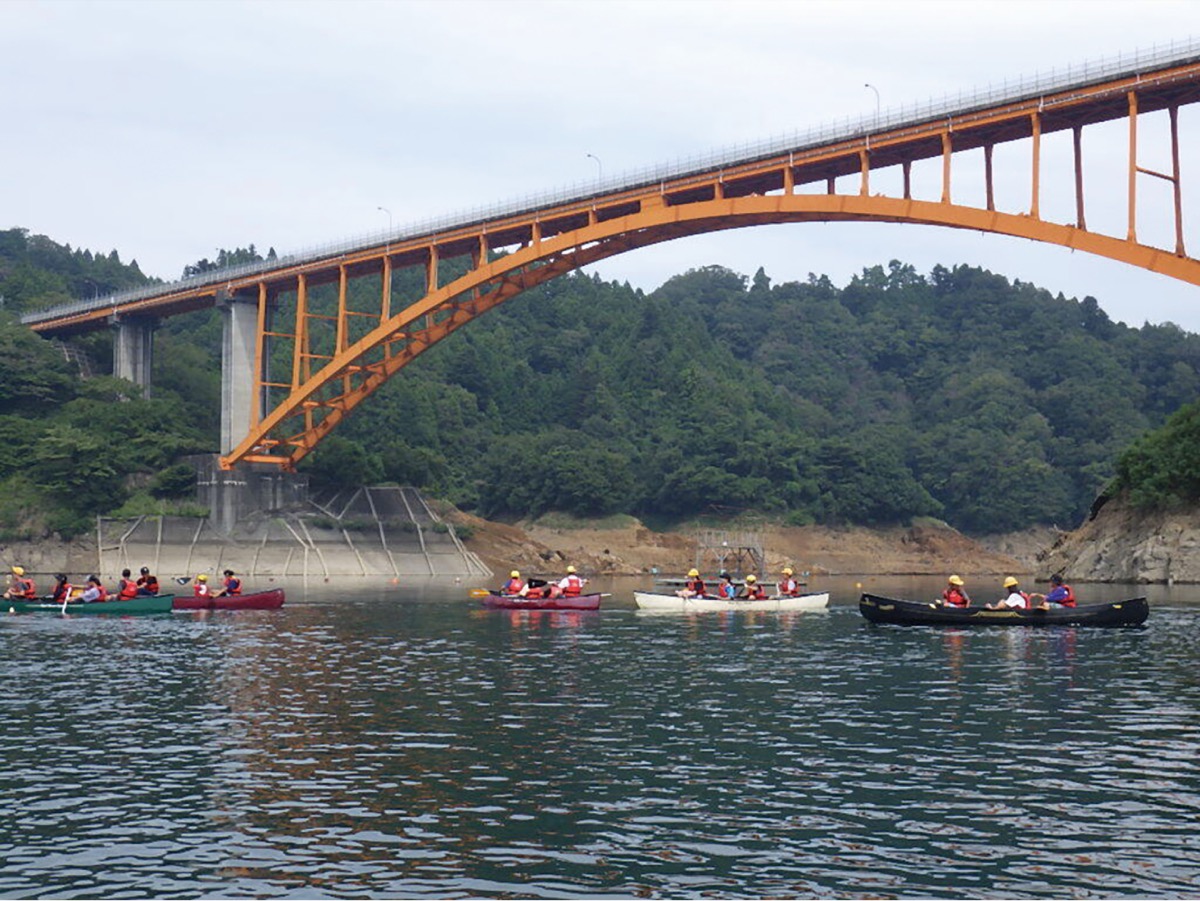 水源の歴史学ぶ湖上体験