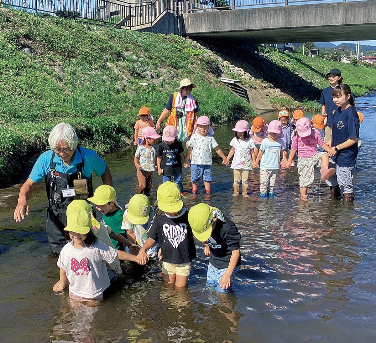 恩曽川で「よいしょ」と歓声