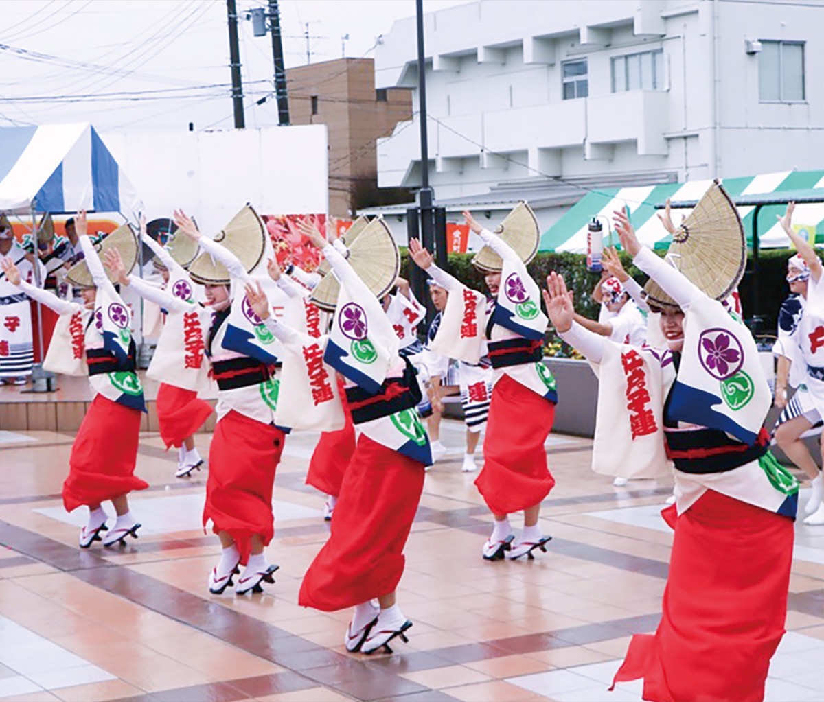 雨の中でも２万人