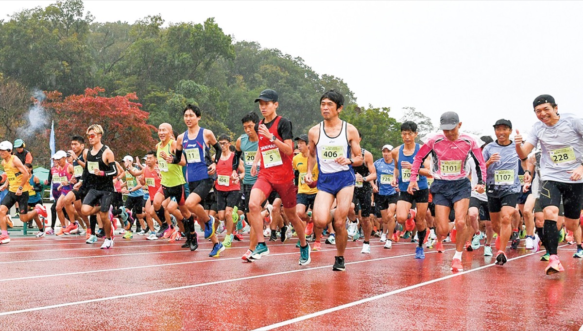 厚木路を選手が力走