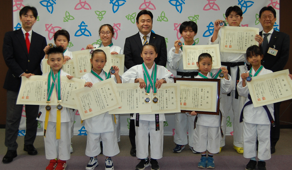 空手９選手が市長を表敬