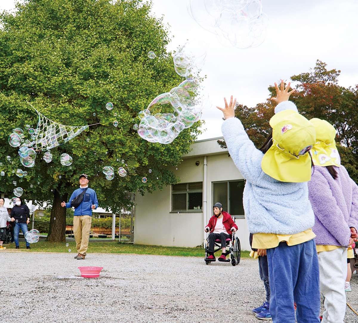 歓声とシャボン玉が舞う