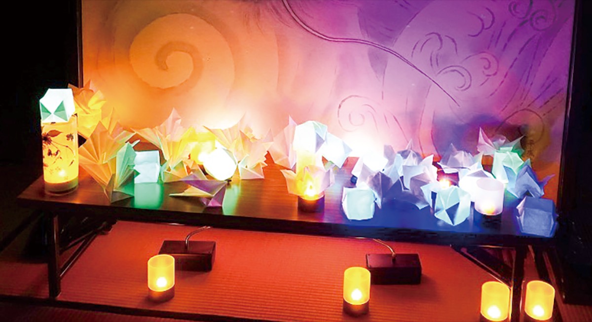 光り輝く折り紙に夢中