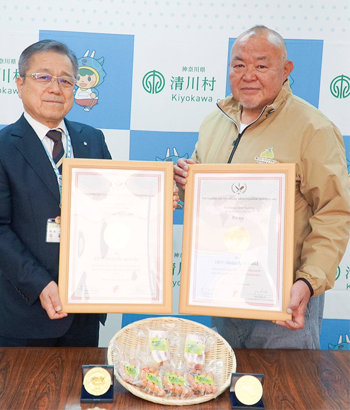 金賞受賞を村長に報告