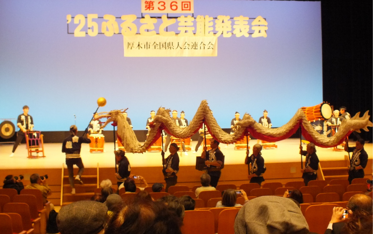 郷土の唄と踊り、華やかに披露