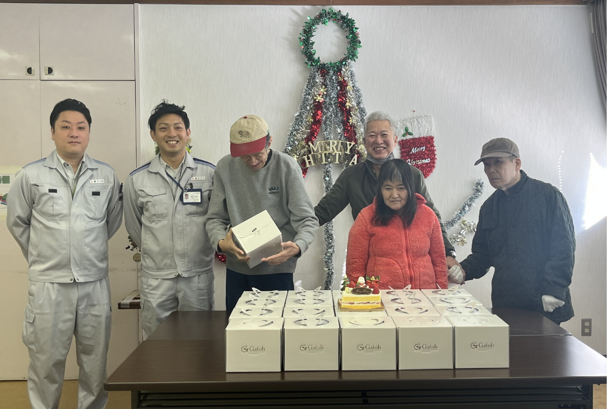 山積みケーキに笑顔満開　