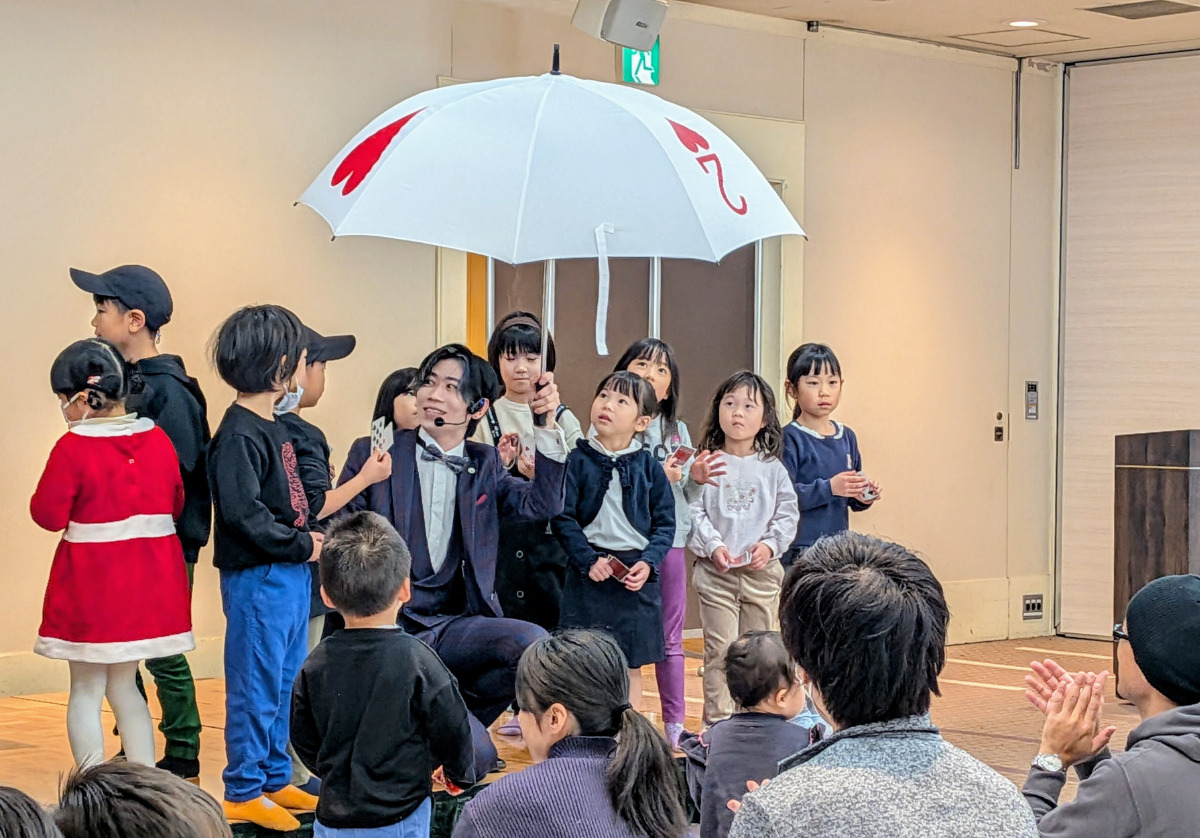 プロのマジックに驚きと歓声