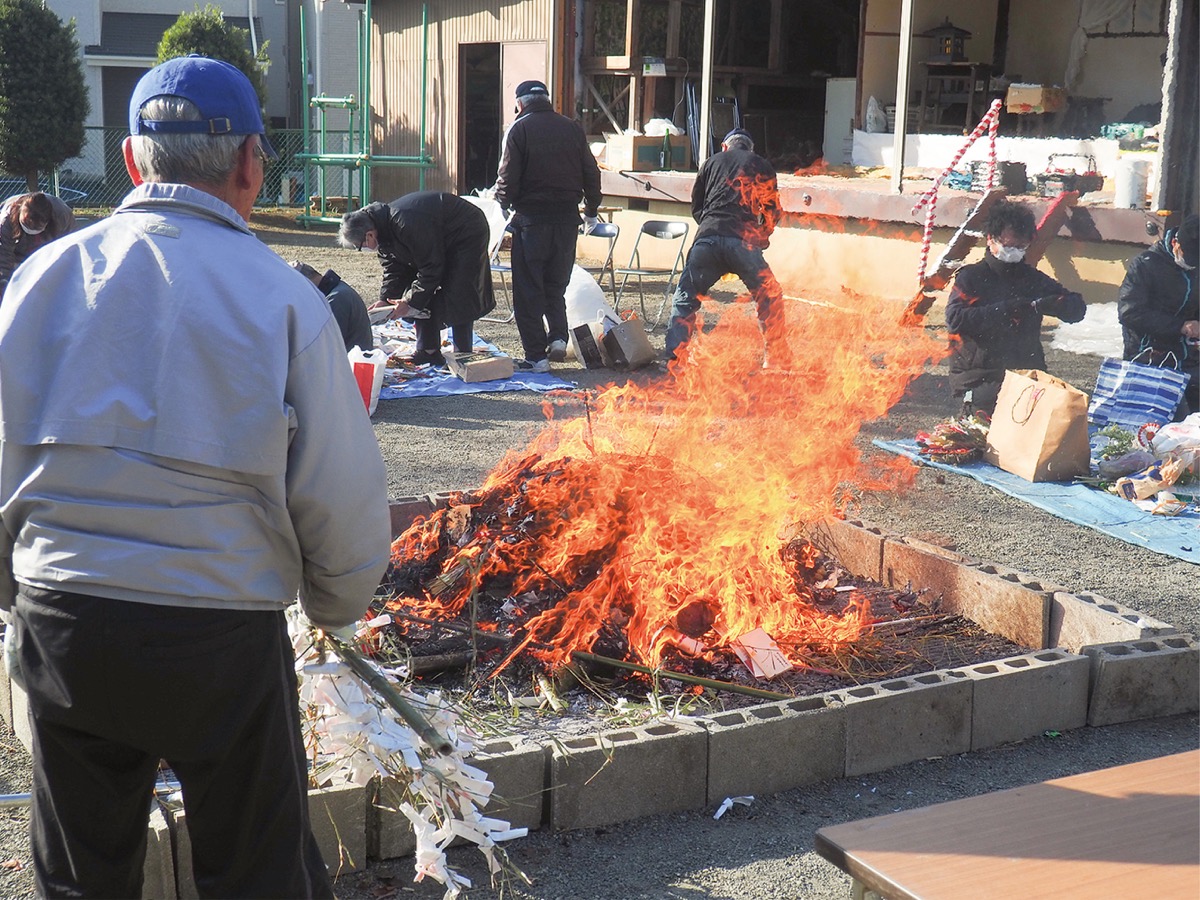 妻田薬師でお焚き上げ