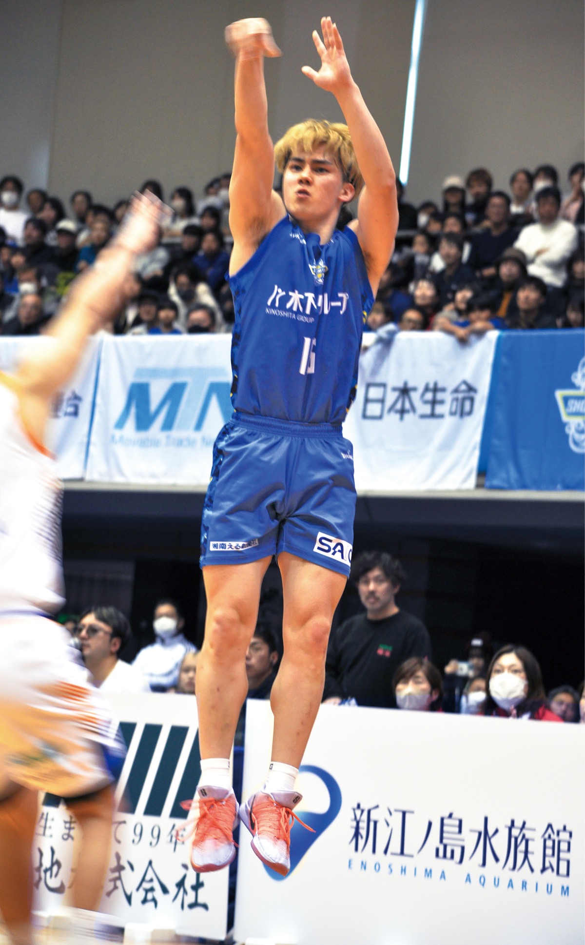 ３ポイントシュートを放つ石井智大選手＝2月1日・藤沢市秩父宮記念体育館
