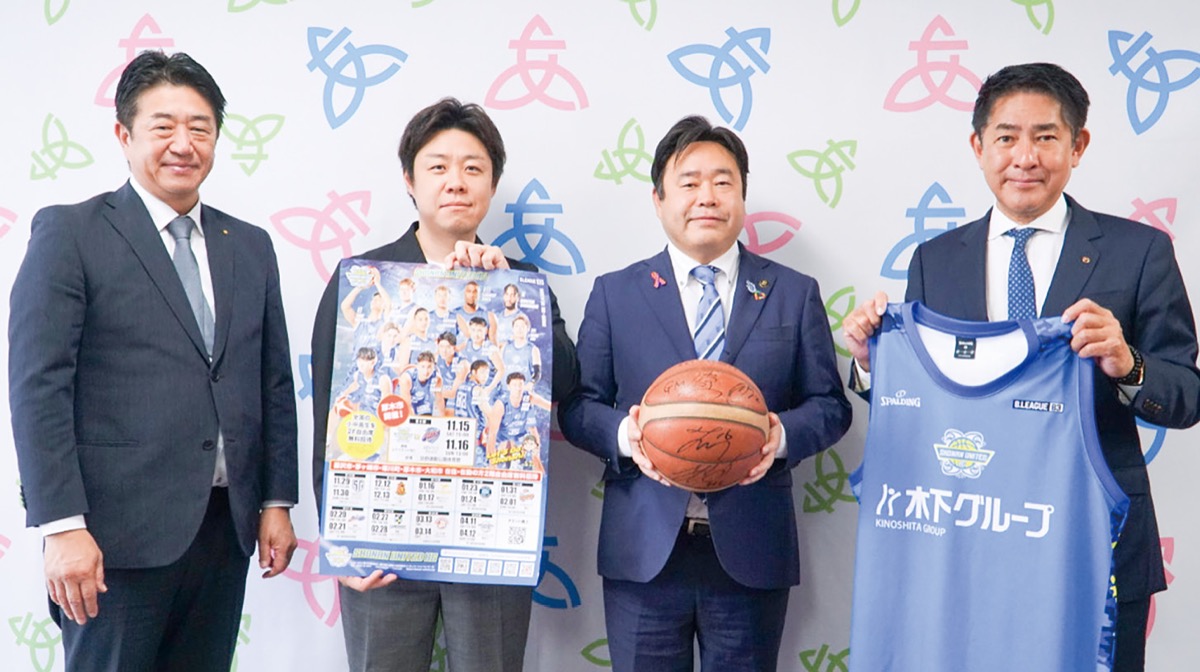 昨年11月に厚木市を長を表敬訪問したチーム関係者