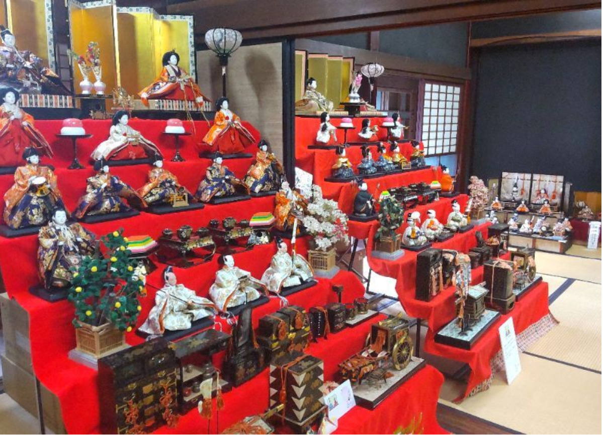 古民家彩るひな人形